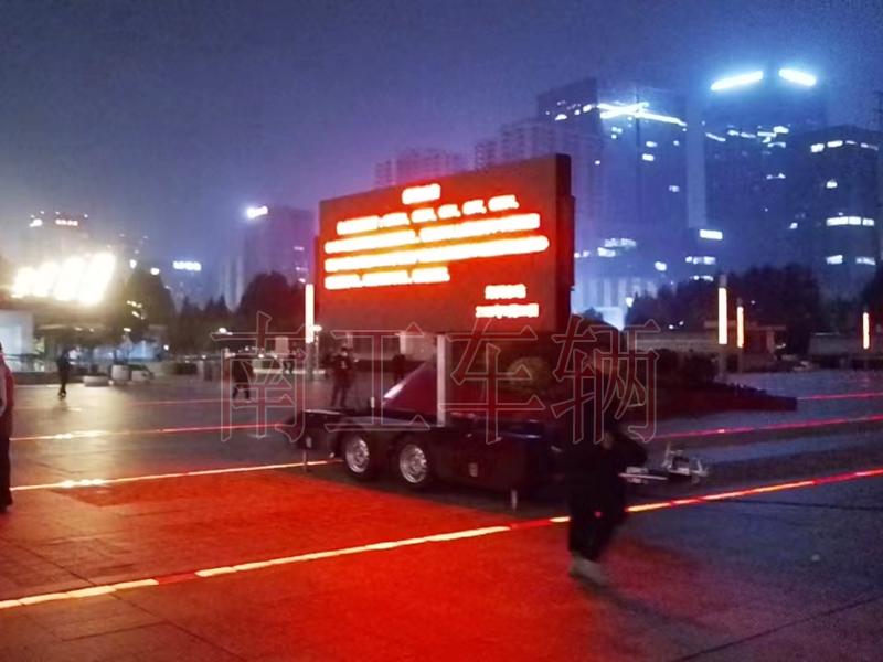 6.8平方LED廣告拖車，自動(dòng)升降旋轉(zhuǎn)工具拖車