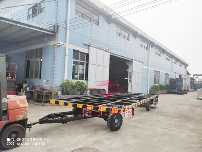 8噸無動力牽引骨架平板拖車帶護(hù)欄3I.jpg