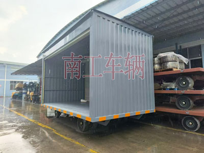 10噸箱式平板拖車(chē)兩側(cè)帶卷簾門(mén)1I.jpg