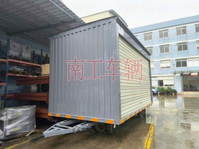 10噸箱式平板拖車(chē)兩側(cè)帶卷簾門(mén)I.jpg